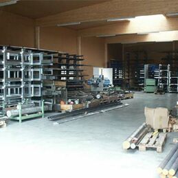 Die Halle mit moderner Holzdecken-Konstruktion